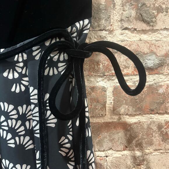 Giorgio Armani Black Velvet Floral Dress Size 44 or US Size 10 - Picture 3 of 6